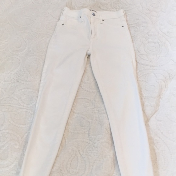 white jeans with frayed bottom